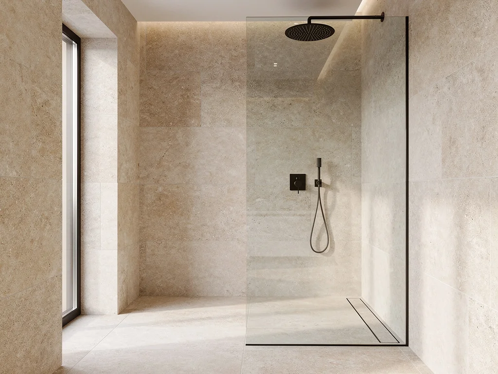 Douche à l'italienne carrelée et paroi vitrée dans une salle de bain repensée
